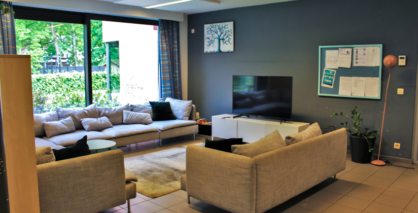 Salon met zetels en televisie van leefgroep