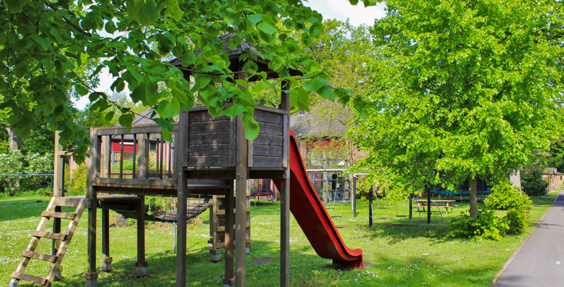 Speeltuin in een groene omgeving