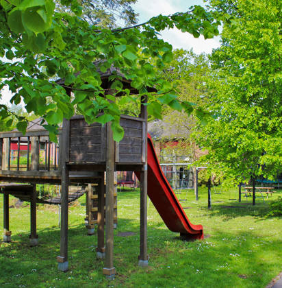 Speeltuin in een groene omgeving