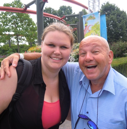 man en vrouw poseren al lachend voor de foto