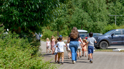 Artikelfoto: Begeleidster aan het wandelen met groep kinderen