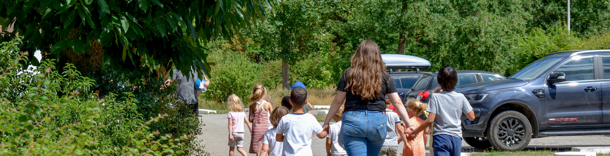 Begeleidster aan het wandelen met groep kinderen