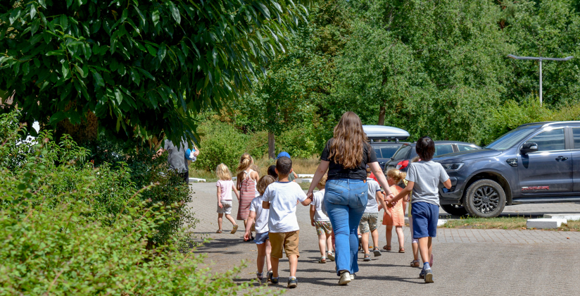 Begeleidster aan het wandelen met groep kinderen