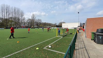 Artikelfoto: Jonge voetbalploeg aan het trainen 