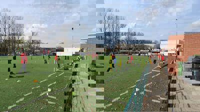 Artikelfoto: Jonge voetbalploeg aan het trainen 