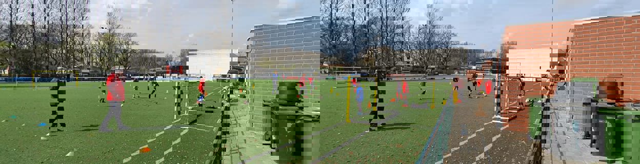 Jonge voetbalploeg aan het trainen 