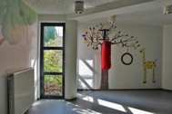 Thumbnail: Speelruimte van leefgroep met bokszak en tekeningen op de muren