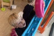 Thumbnail: kleuter speelt reuze vier-op-een-rij