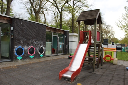 Speelruimte buiten met glijbaan van IBO Ter Heide