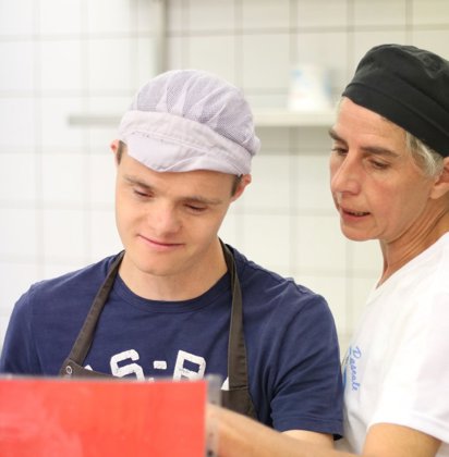 Clïent en begeleidster bekijken samen het menu 