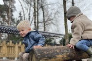 Thumbnail: twee jongens spelen op houten balken