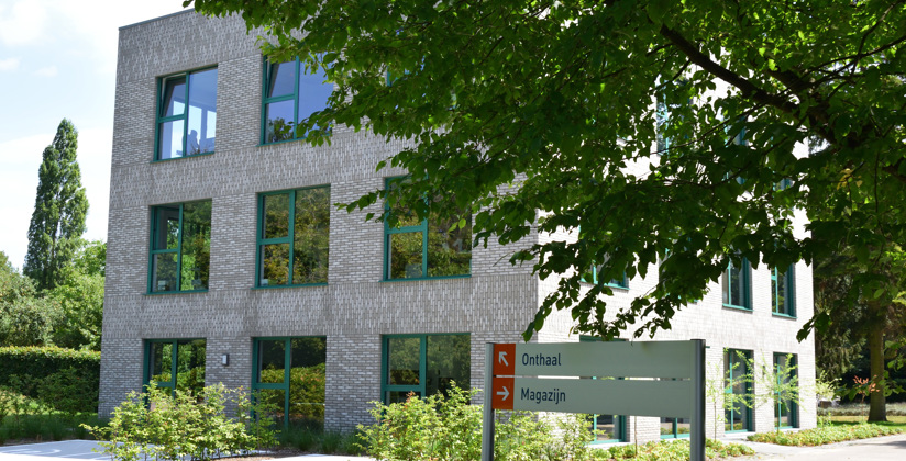 Buitenkant gebouw Driehuis op domein Miksebaan 