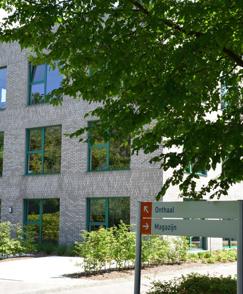 Buitenkant gebouw Driehuis op domein Miksebaan 