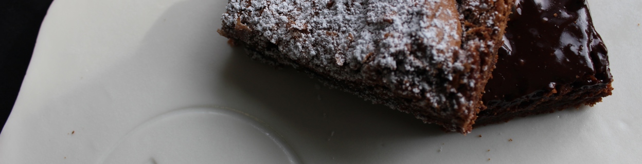 Gebakje op bord van Pure Pauze