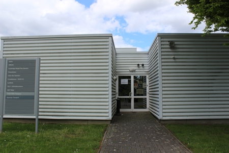 Buitenkant ingang van het orïentatiecentrum