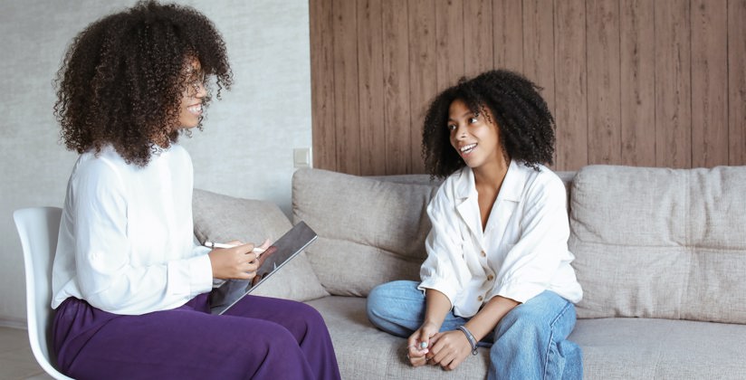 een vrouwelijke cliënt en vrouwelijke therapeut in gesprek