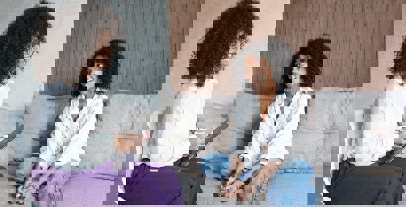 een vrouwelijke cliënt en vrouwelijke therapeut in gesprek