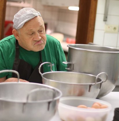 Man geconcentreerd aan het werk in de keuken