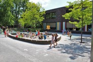 Thumbnail: Speelplaats met spelende kinderen