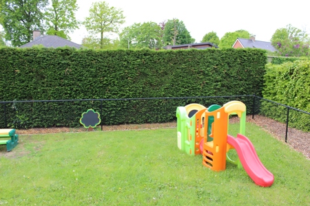 Tuin met speeltuigen van Tierlantijn Ekeren