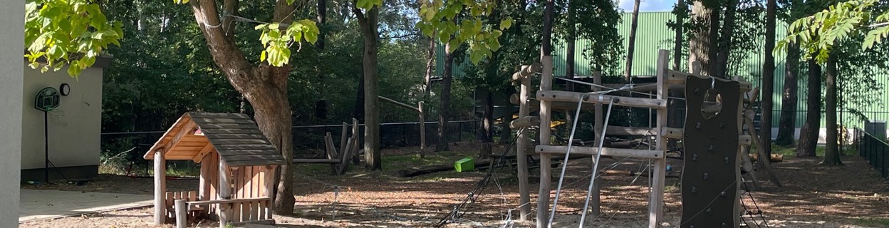 Buitenruimte met speeltuigen aan het gebouw van Lange Wapper
