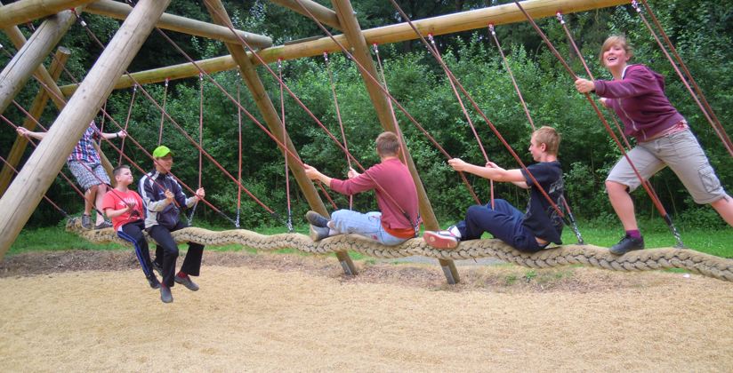 Groep kinderen op speeltuig dat over en weer schommelt
