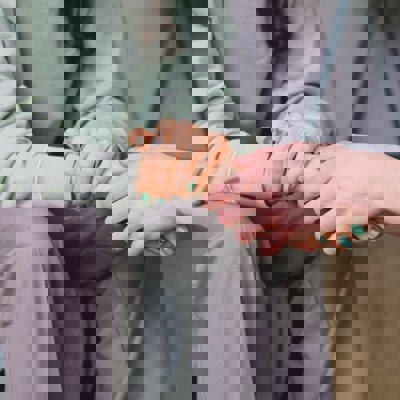 Handen die elkaar vasthouden 