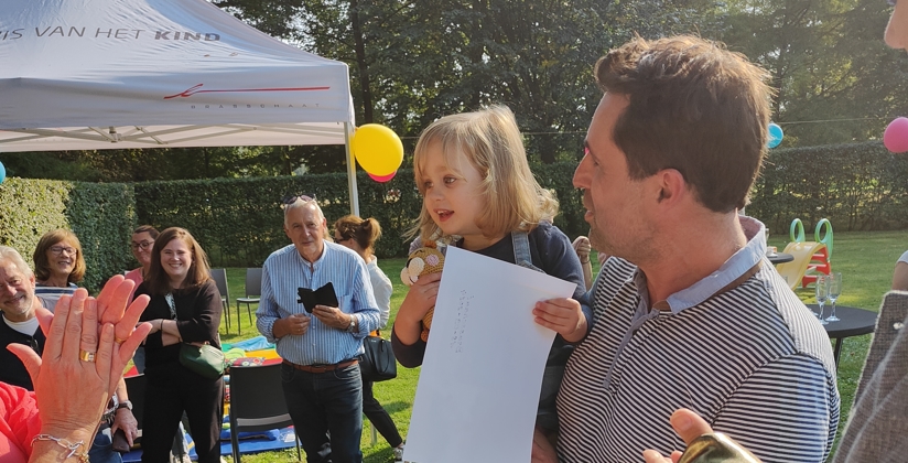 Billie Van De Mosselaer Met Diploma En Knuffel Brasschaatse Tutjesboom 20240918