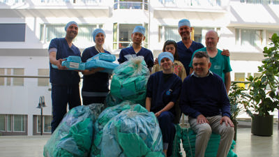 Artikelfoto: Medewerkers AZ Klina en cliënten Kwartier Noord met de blue wraps