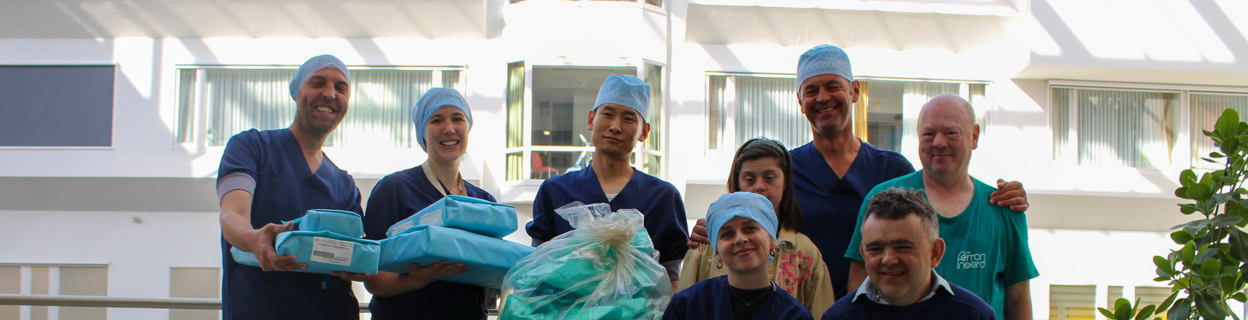 Medewerkers AZ Klina en cliënten Kwartier Noord met de blue wraps
