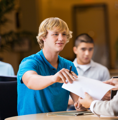 Student die een papier afgeeft
