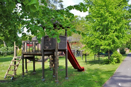 Speeltuin in een groene omgeving