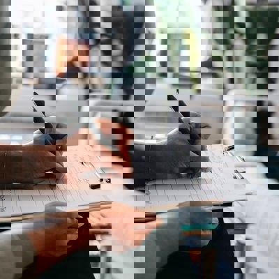 Hand van persoon die schrijft