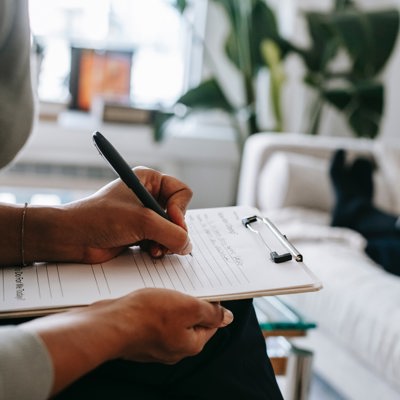 Hand van persoon die schrijft