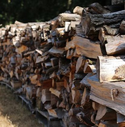 Lange rij van gestapeld hout