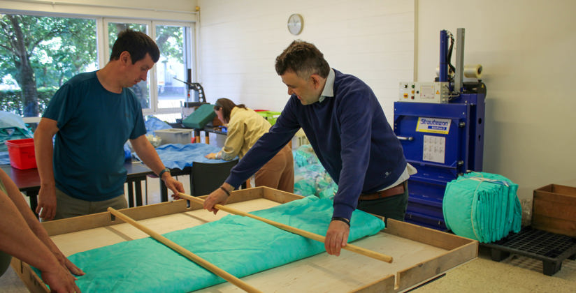 Cliënten Kwartier Noord plooien de sterilisatiedoeken project AZ Klina