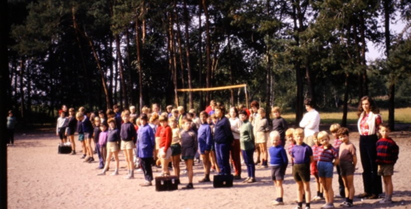 Oude foto van grote groep kinderen
