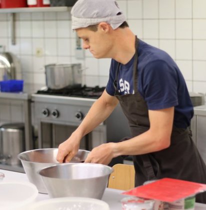 Man geconcentreerd aan het werk in de keuken