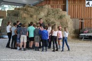 Thumbnail: Groep kinderen krijgen uitleg van de boer van zorgboerderij Meander
