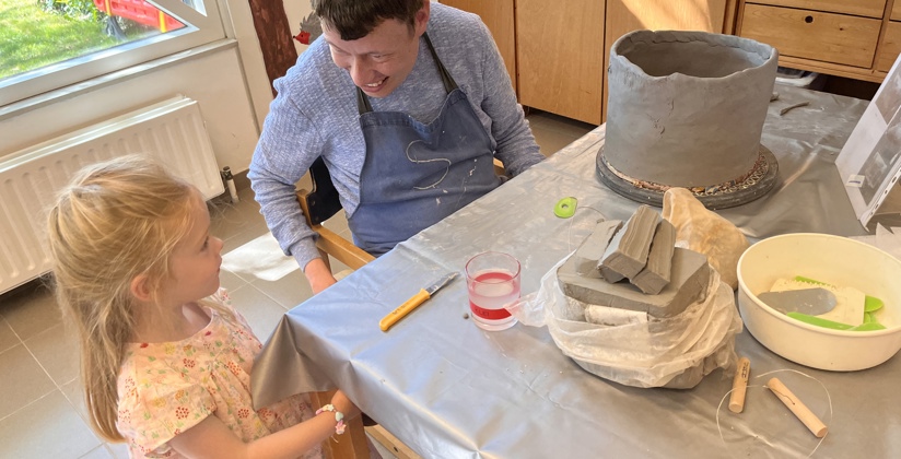 Vrouw en jong meisje die met elkaar praten 