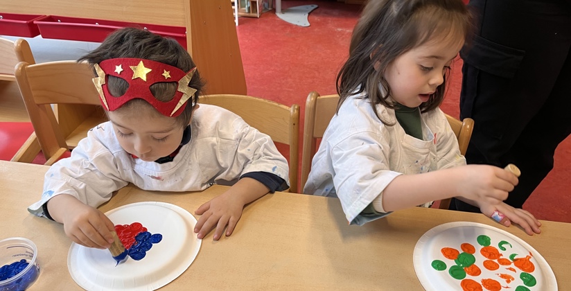 twee jonge kindjes stempelen met verf