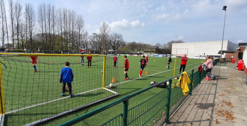 Jonge voetbalploeg aan het trainen 