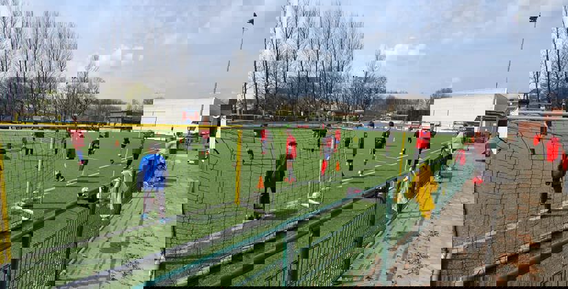 Jonge voetbalploeg aan het trainen 