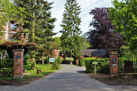 oprijlaan van het observatiecentrum 