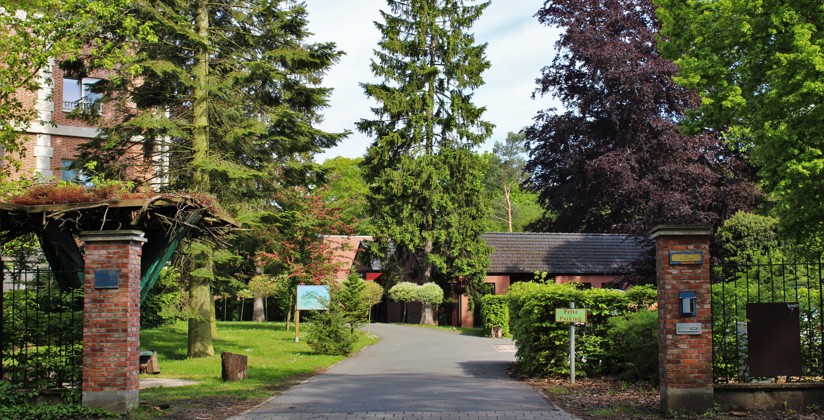 oprijlaan van het observatiecentrum 