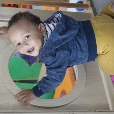 Jong kindje aan het spelen in de kinderopvang