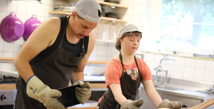 Man en vrouw aan het werk in de bakkerij 