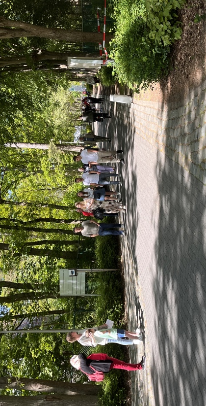 Groep mensen die stappen op hoofdweg van het domein op Miksebaan 