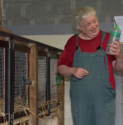 Cliënt maakt drinkflessen voor dieren klaar