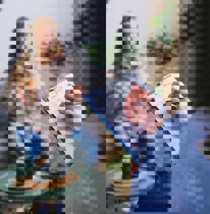 een vrouw die aan het vertellen is en een therapeut die noteert